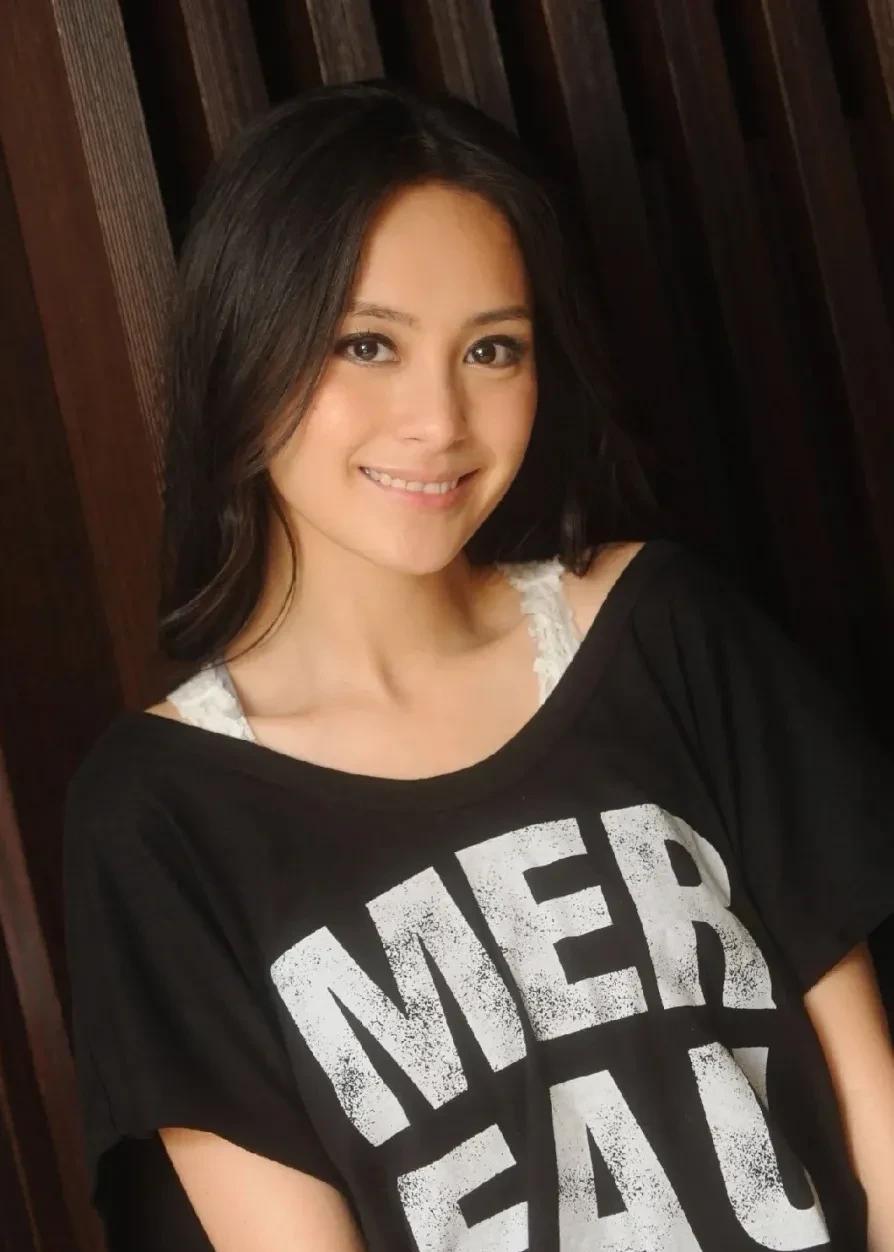 薇诺娜 阿娇的颜值永远那么美，她不化很浓的眼妆更好看