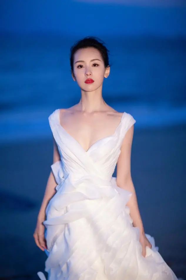 女孩|微卷新造型配粉色上衣，看上去却很显老