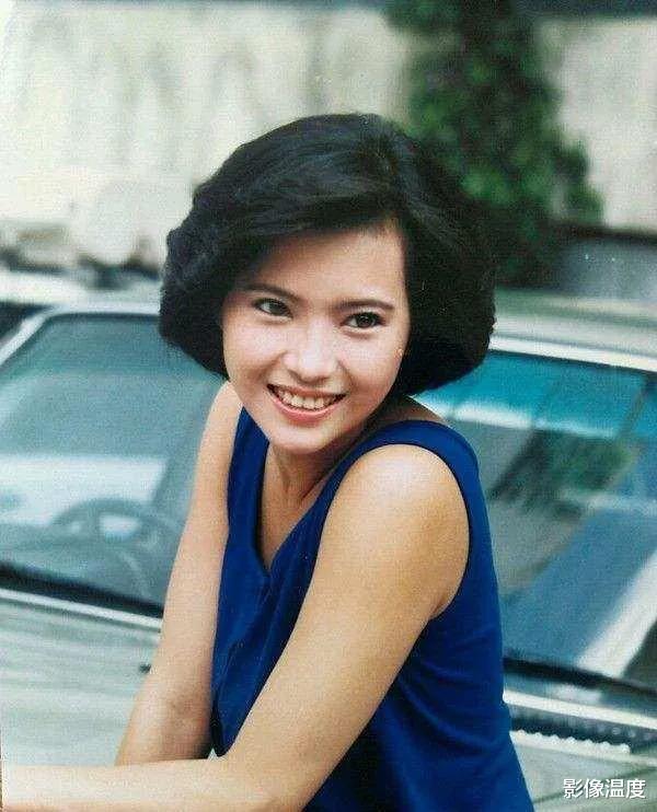 曾志伟|曾志伟举动又惹争议：和洪金宝儿媳等女子贴面紧拥！网友：本性确实难改