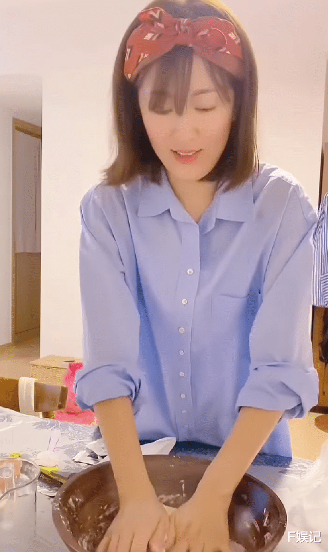 唐诗咏|唐诗咏离巢TVB后娱乐节目多 素颜在家与闺蜜黄翠如一起制作面包