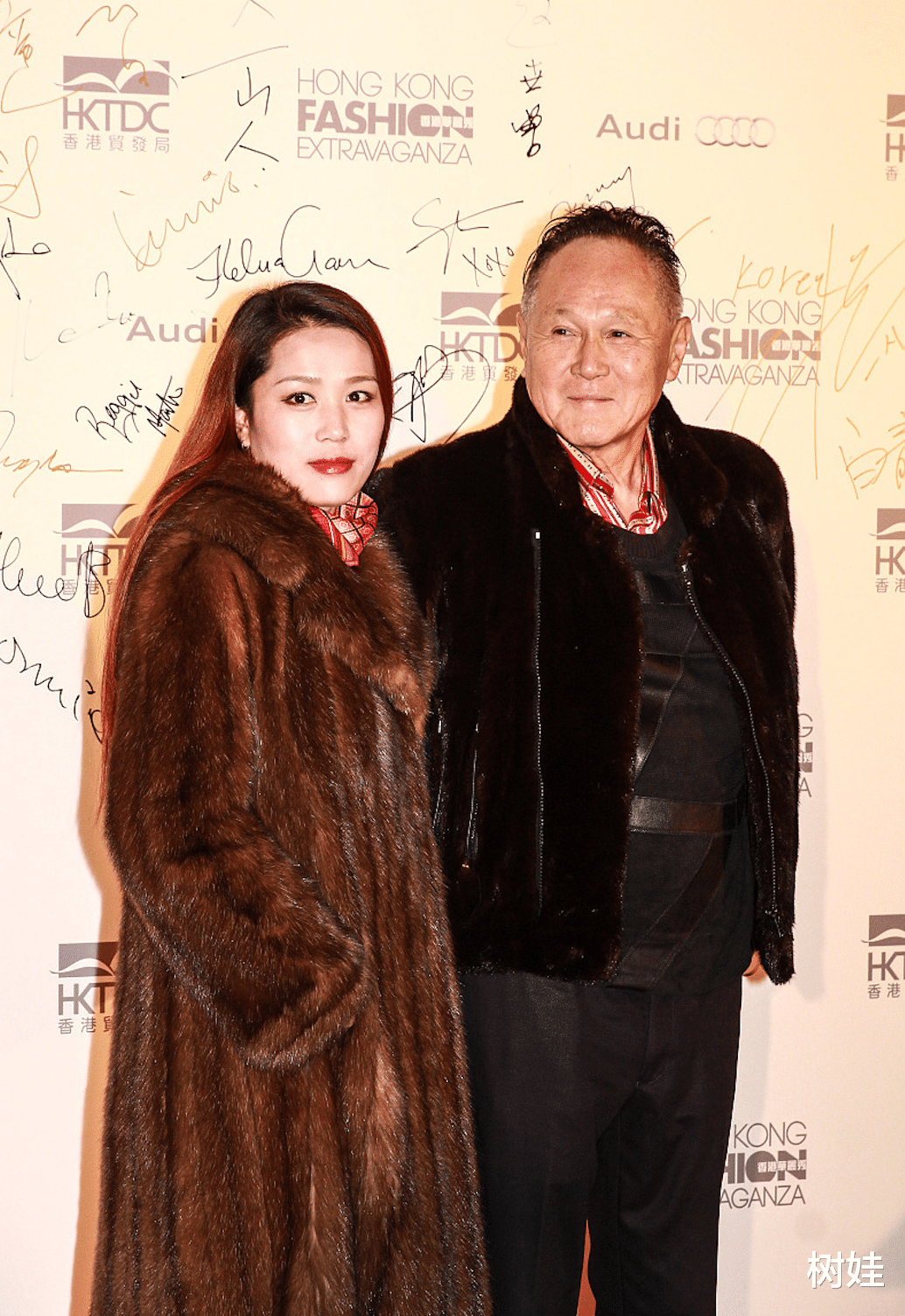 劳斯|85岁赵世曾罕见露脸,独自逛街无保镖相伴,闹市中不戴口罩很随性