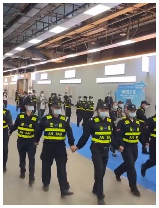 五大老戏骨出行自己推行李，拍戏不带助理以身作则给娱乐圈做表率