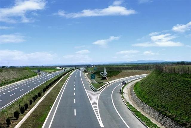 下高速公路时不小心压到了导流线,会被罚款扣分吗?说出来别不信