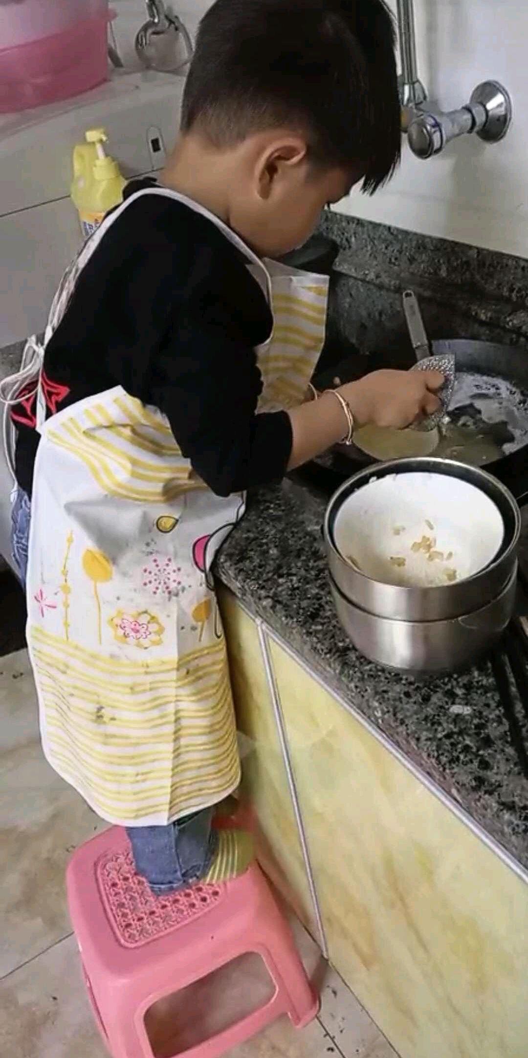 9岁女孩档口杀鱼刮鳞动作娴熟,她父亲说她做完作业就会过来帮忙