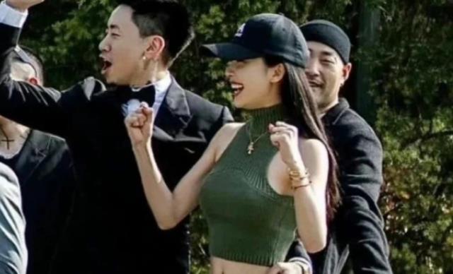 马思唯|马思唯牵手易梦玲现身新店开业，易梦玲大秀精致锁，身材高挑火辣