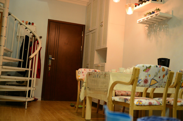 买了一套50平米小复式房晒朋友圈,亲戚说我住个蜗居好嘚瑟啥?