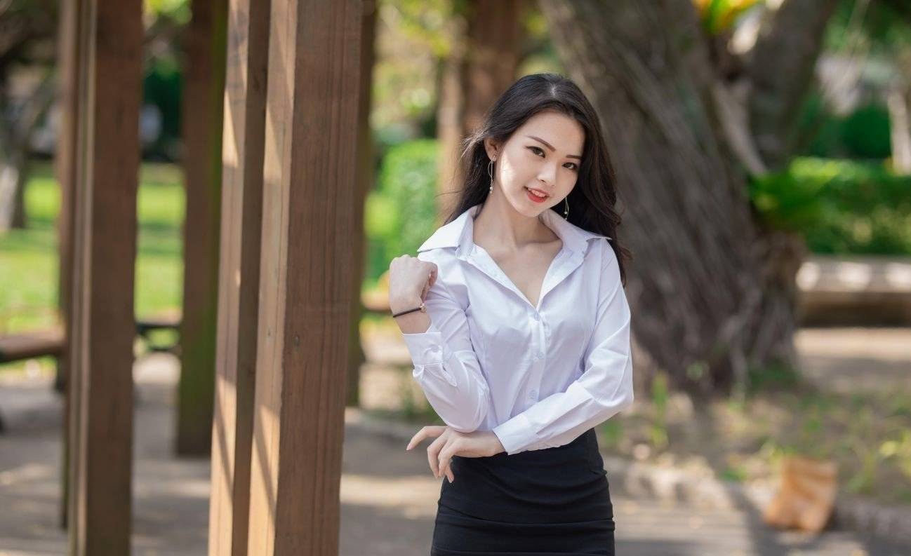 穿衣搭配|白色衬衫搭配包臀短裙，干练又优雅，是非常百搭的职场穿搭