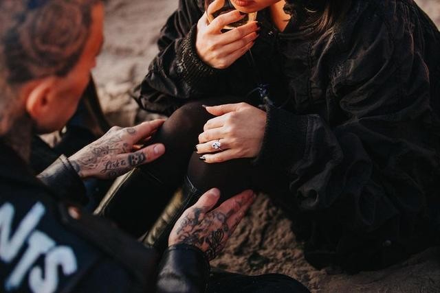 考特尼|42岁金大姐穿浴袍不忘秀凹凸身材！红色豹纹贼霸气，躺未婚夫的怀中