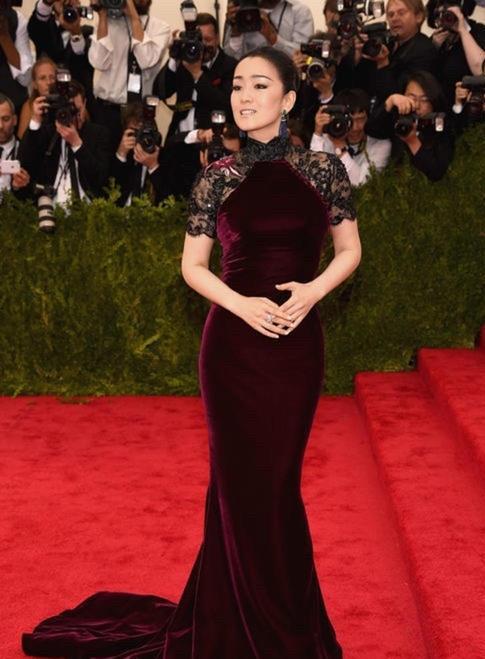 巩俐|巩俐和老公逛街，穿皮草踩毛绒靴太土气，大17岁老公更显年轻