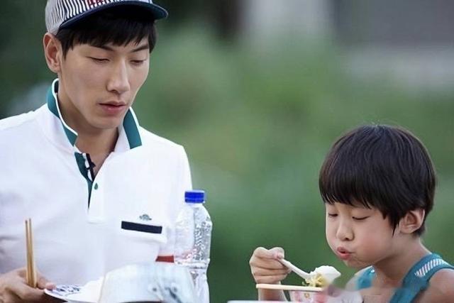 爸爸去哪儿|《爸爸去哪儿》萌娃成长现况!森碟成网球选手,吴尊儿子复制贴上