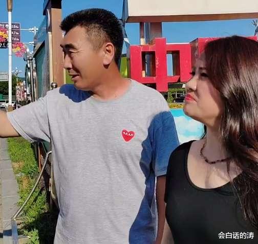 |李玉成携新欢出游，英雄救美获众人点赞，85岁马玉琴晒美颜照比美