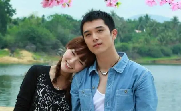 邱泽|41岁邱泽当伴郎,婚后首次与许玮甯同框,颜值超高抢了新郎风头