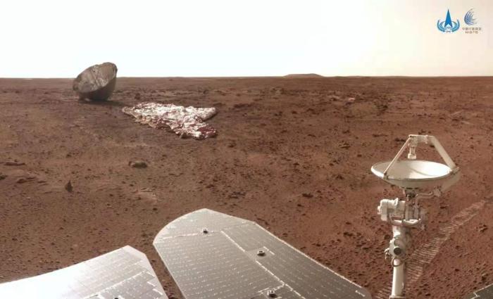3.25亿公里的深空,天问一号传回与火星的合影,五星红旗格外鲜艳