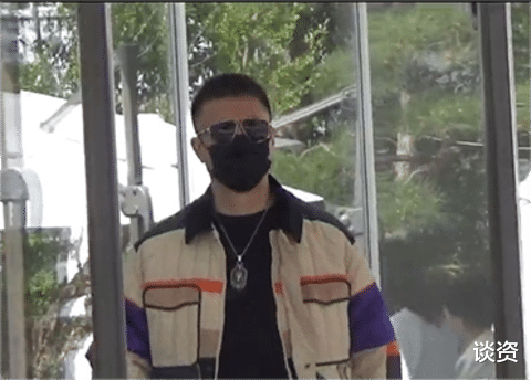 孙红雷|孙红雷妥妥女儿奴啊!带女儿出游全程抱着,老父亲也太宠溺了吧