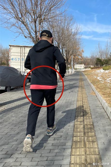 岳云鹏|德云社岳云鹏妻子晒照,评论区画风集体跑偏,岳岳的卫衣真抢镜