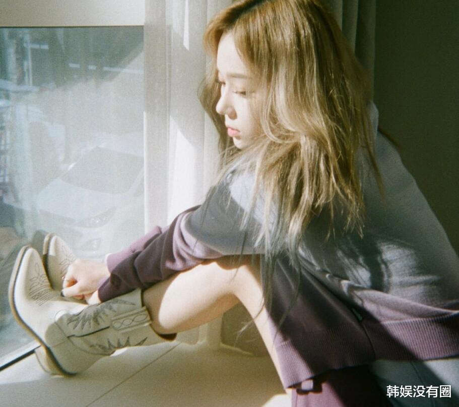 |aespa成员Winter机场送粉丝“手写信”,网友:粉丝真幸福!