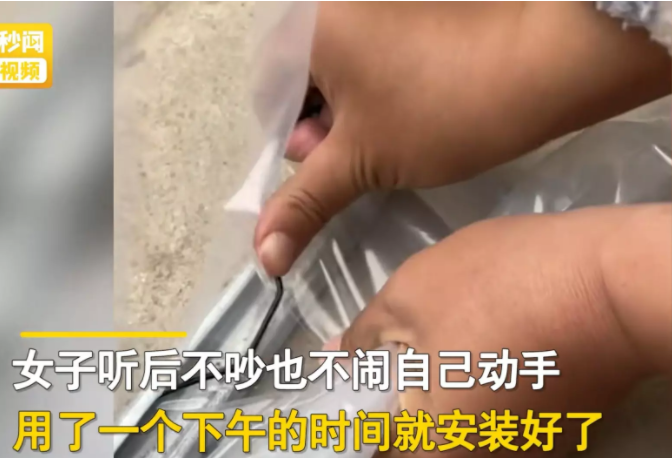 河南一女子有一儿两女,小儿子才两个多月。为让孩子冬天不挨冻,她准备用塑料膜把院子遮起来