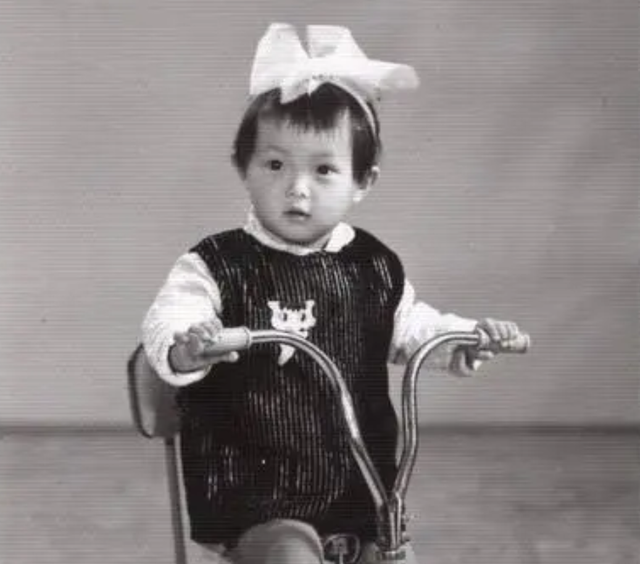 毁容|14年婚姻不敌一时温情，他毅然迎娶小16岁明星，世人痛斥：真是个伪君子