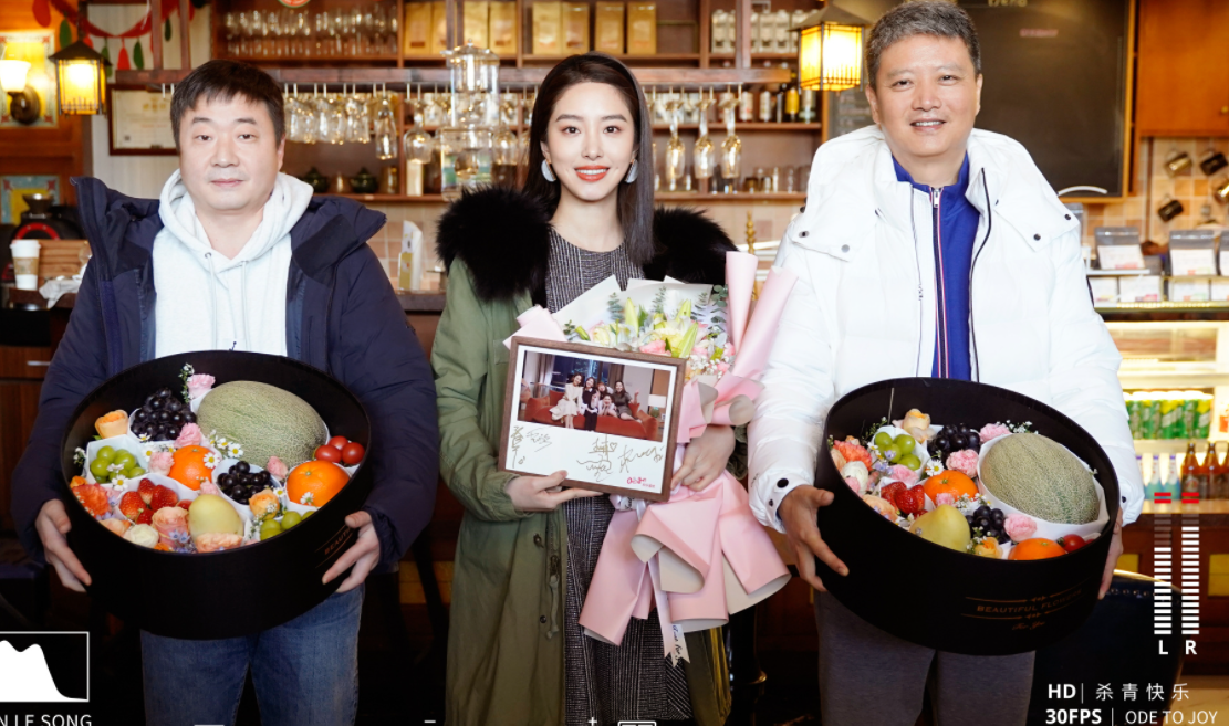 杨采钰|杨采钰晒私下生活照!两根手链高达7200元,肩扛宠物猫动作霸气