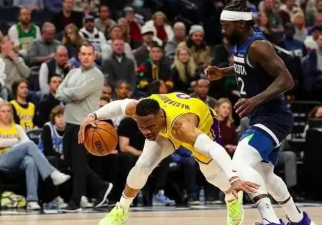 詹姆斯·哈登|“捧你不是，贬你也不适”！细扒NBA9大让人又爱又恨的宝贝球员