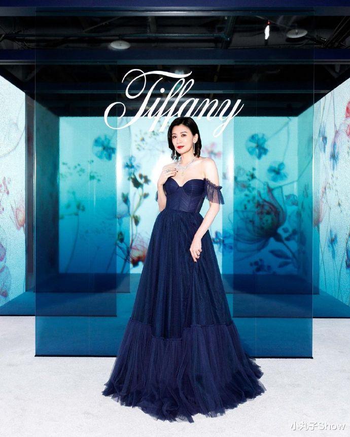 贾静雯|48岁贾静雯也老了，仙女裙秀身段难掩疲态，谈及大S再婚直夸勇敢