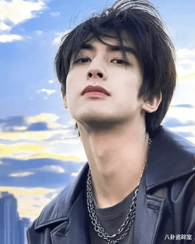 宋威龙|曝宋威龙常驻《奔跑7》,解约期资源多都与baby挂钩,引恋爱争议