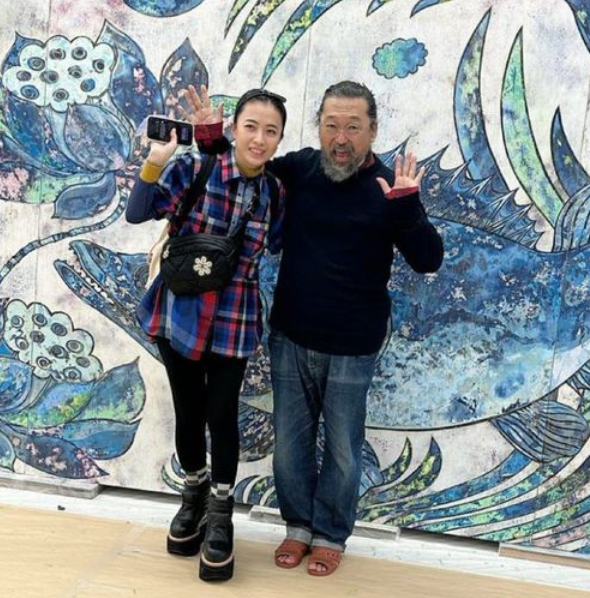 韩元|刘銮雄约吕丽君逛街后,甘比撇下他带仨儿女出国,是在生闷气吗?