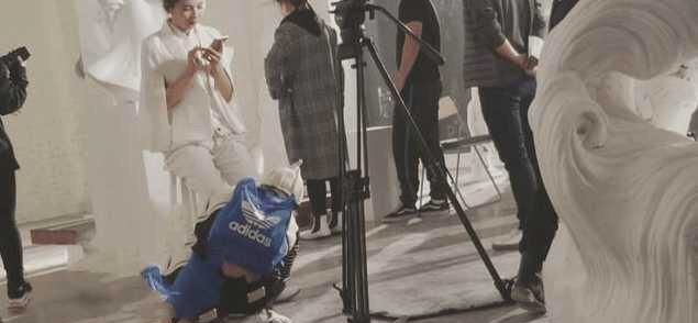 倪妮|倪妮站着嗑瓜子助理蹲着帮换鞋 网友称受不了她高高在上傲娇的表情