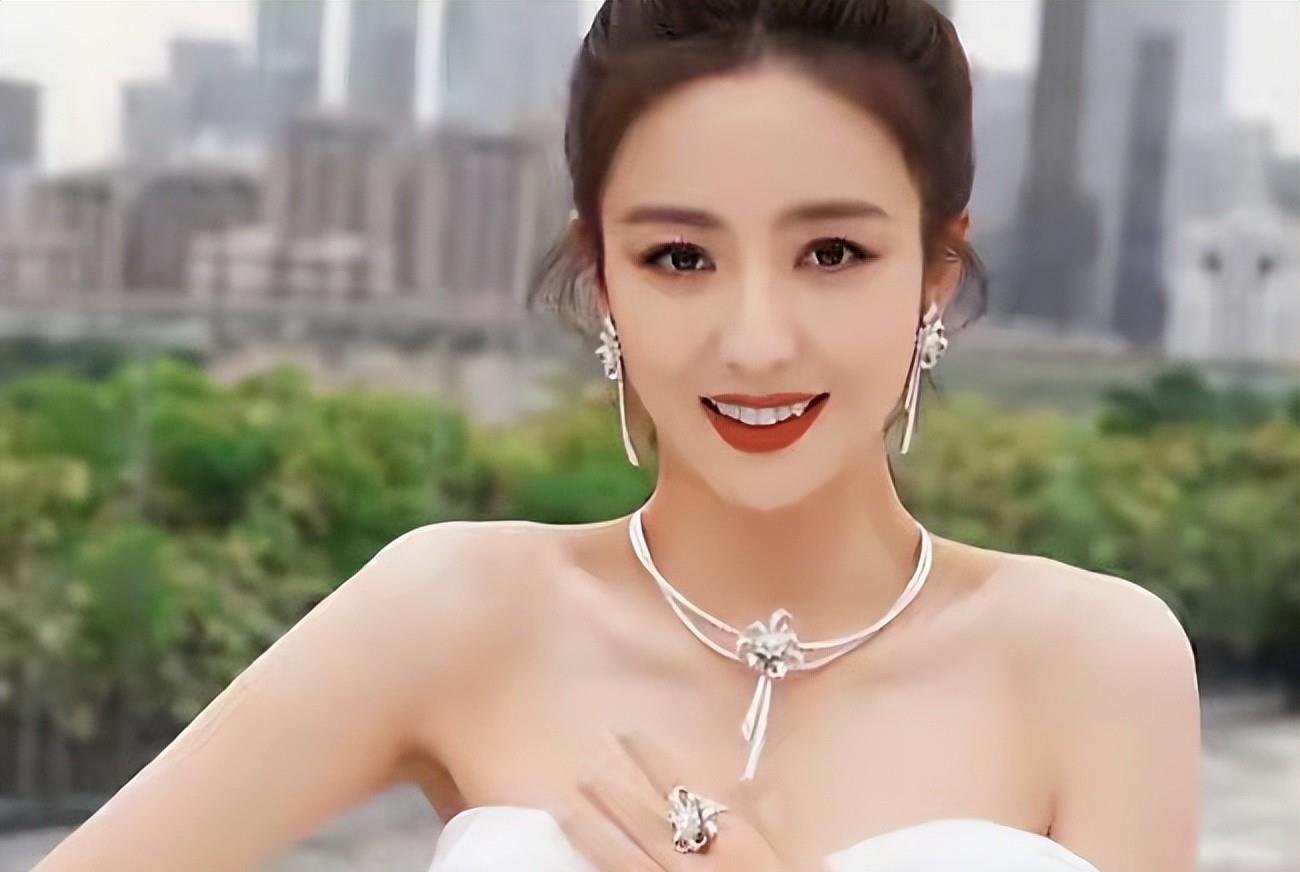 赵丽颖|85花近况尴尬？赵丽颖转型难，刘诗诗演技被嘲，唐嫣2年未拍戏