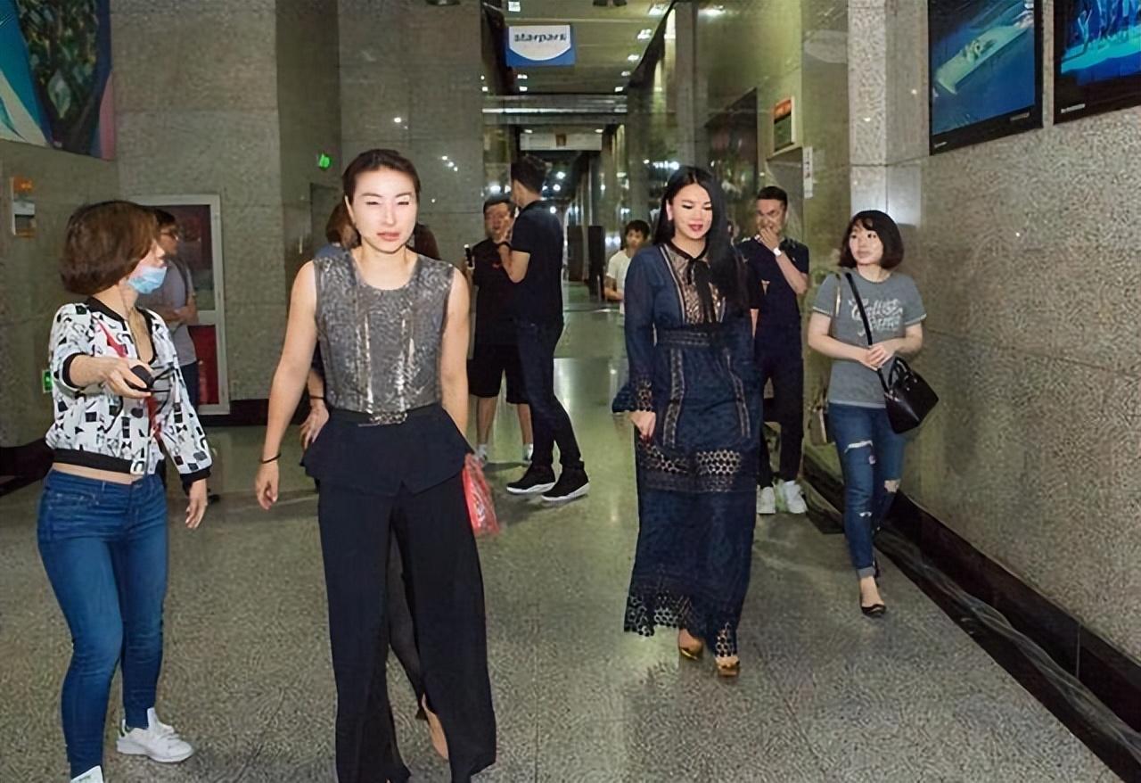 郭晶晶|李湘穿镂空裙同框郭晶晶，身材丰满但气势足，看着更像是阔太