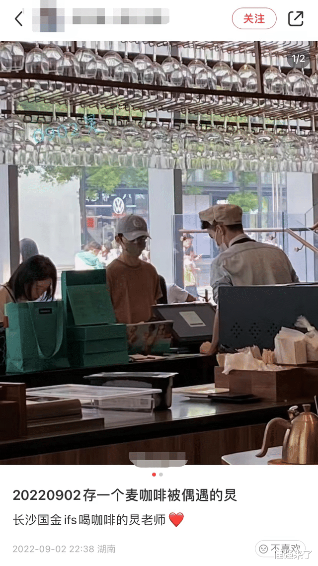 何炅|48岁何炅私下被偶遇，穿休闲装独自买咖啡，打扮低调无人识