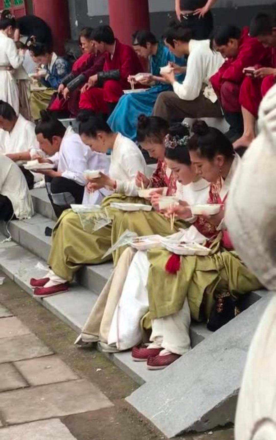 横店20万懒汉现状:美女如云,盒饭随便吃,每天轻松挣200块