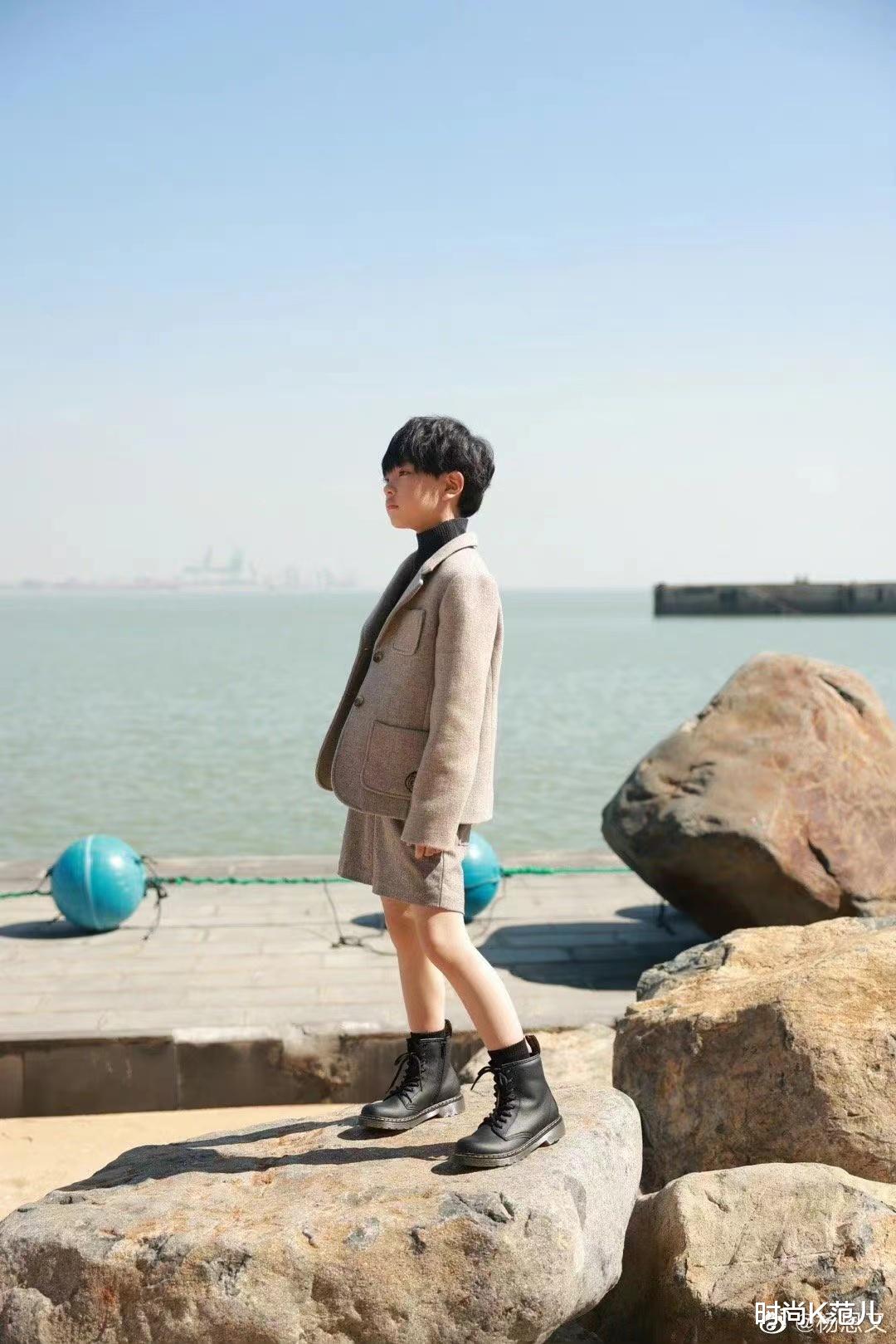 高马尾 9岁的杨恩又好圈粉,短呢套装搭配马丁靴,剪短发后又帅又可爱