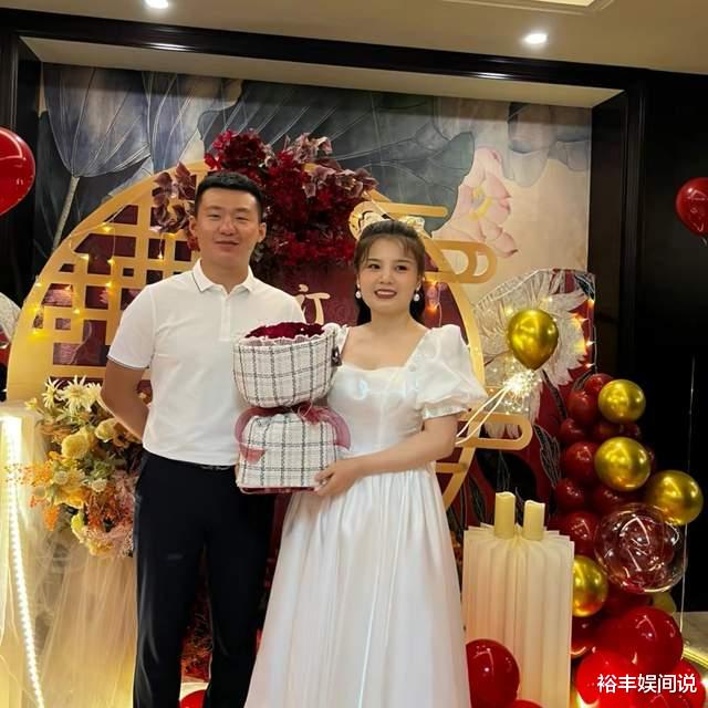 权力的游戏|恭喜！“辱母案”于欢官宣订婚，单膝跪地求婚，女友戴珍珠耳坠