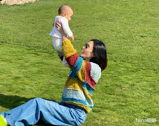 李亚鹏|李亚鹏全家福曝光!娇妻穿毛衣留短发似王菲翻版,二胎女儿首露正脸像爸爸