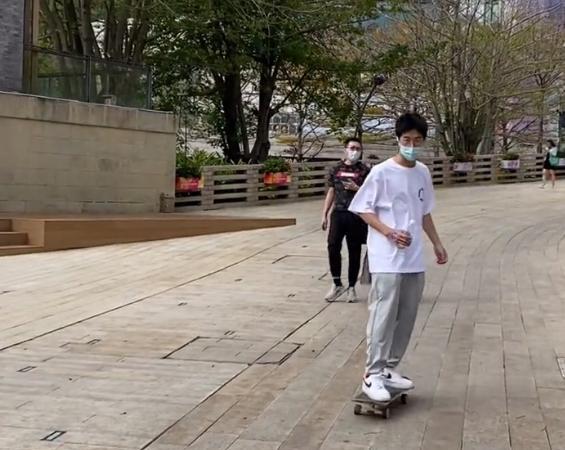 孙悦|孙卓一家玩滑板，孙辉倒栽葱，孙爸偶像包袱重，孙悦摔到怀疑人生