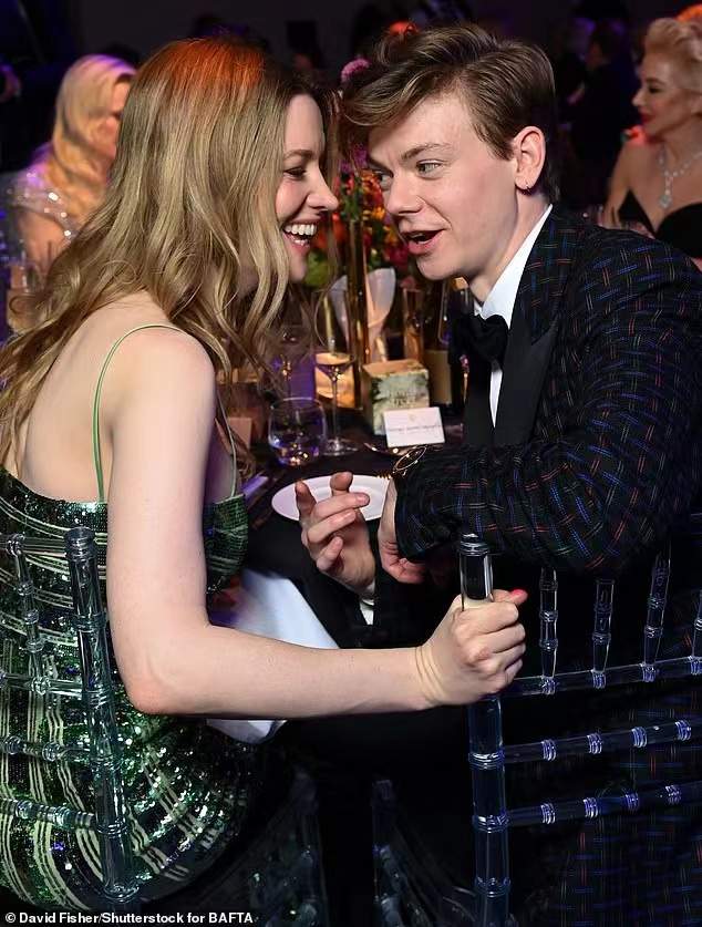 伊隆·马斯克|马斯克36岁前妻与童星男友首次公开亮相 穿1.2万连衣裙肤白貌美