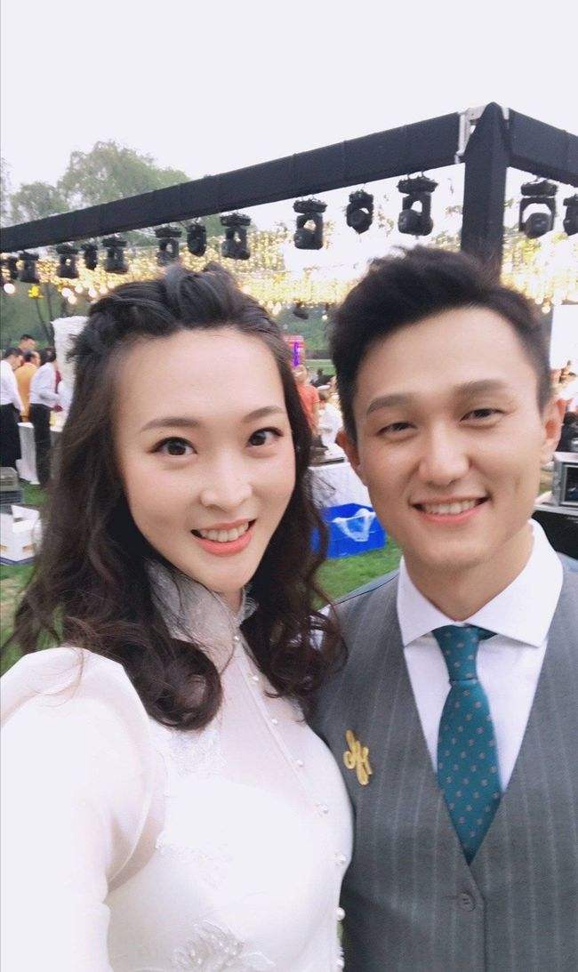 惠若琪|惠若琪晒1家3口全家福！女排女神结婚4周年，手捧鲜花素颜也很美