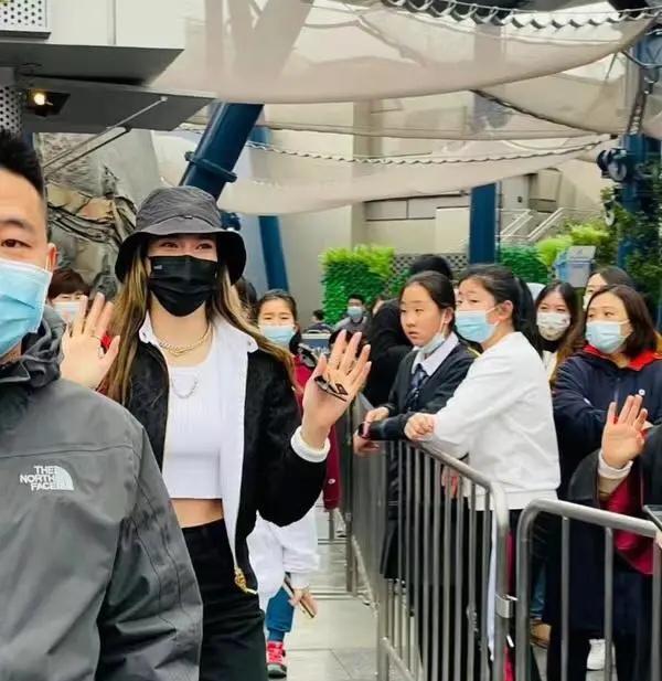 中美|小男孩见到谷爱凌非常激动！伸出手要击掌，中美混血少女暖心回应