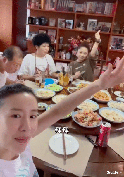 董洁|董洁父母长相曝光，老父亲五官端正超儒雅，三代同堂太温馨！