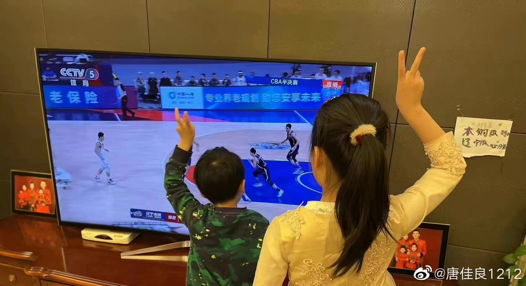 杨鸣|杨鸣美丽的妻子，晒1儿1女观赛照！“辽篮削他”的字迹，逗笑网友