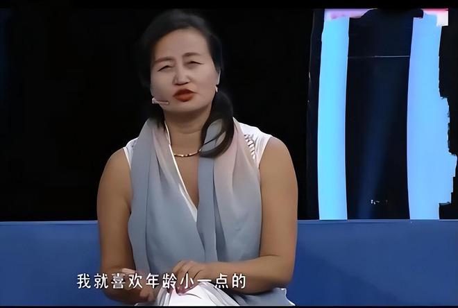 回顾:大妈年过五十依旧喜欢小鲜肉,结婚五次,丈夫和儿子同龄人