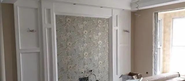 老公只不过在飘窗旁挖个洞,打一组柜子,卧室面积直接大了5平方