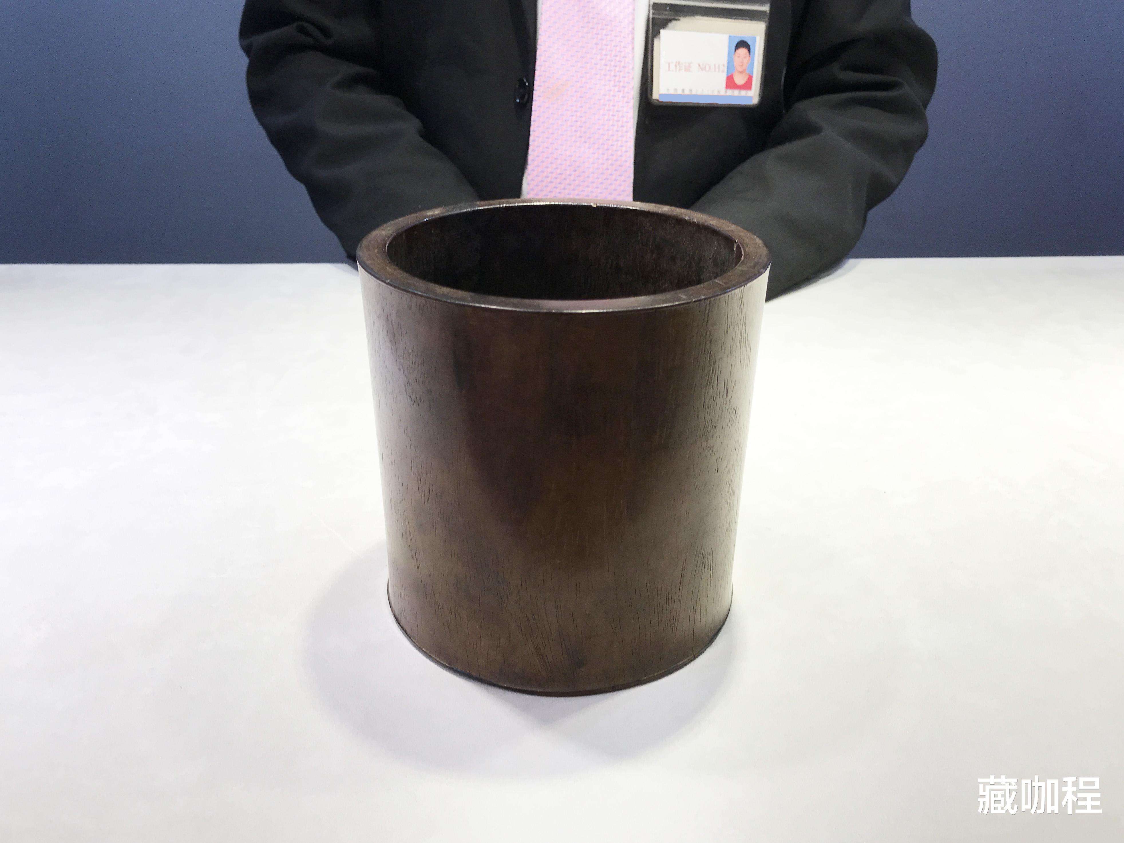 |直径十四、口底弦纹，黄花梨笔筒估价三五万元