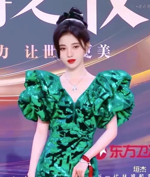 蒋欣|女星红毯“灾难现场”: 倪妮上半身太壮,蒋欣看起来像150斤