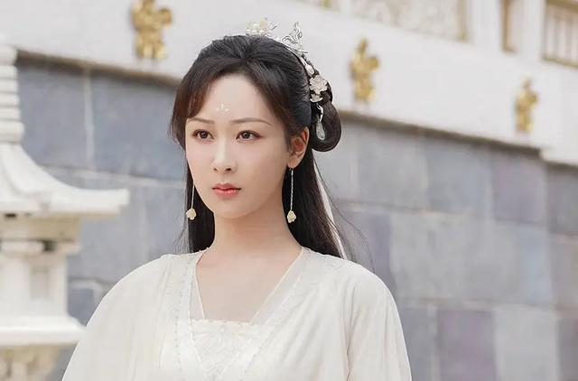 赵丽颖|《狐妖》后，赵丽颖《与凤行》同陷换人争议，网友评价好真实！