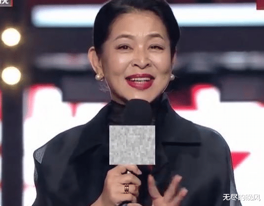 大S|62岁倪萍再次罕见主持,穿黑色长裙气场强大,站在台上hold住全场