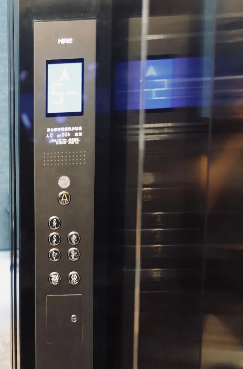 浪姐王紫璇豪宅曝光!自带室内电梯,摆满潮玩,装修品位一绝