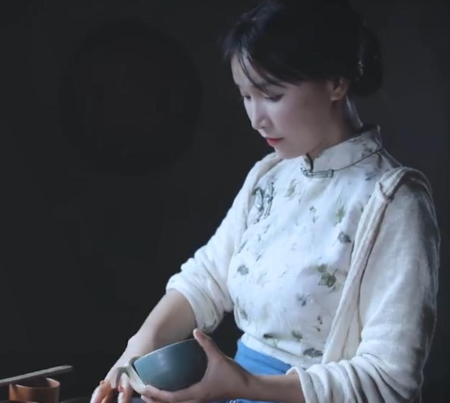 |千万网红聂小雨玩擦边？穿高开叉裙提裙边被批低俗，网友：快封杀