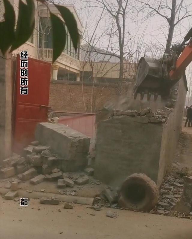 男子务工3年回家发现巷口被邻居占一半,沟通无果叫挖掘机拆墙,律师:行为属私力救济
